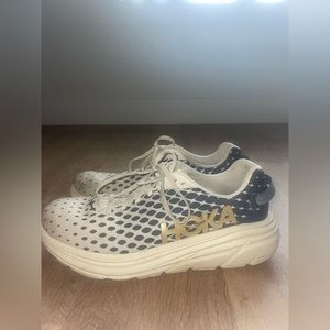 Womens 9.5 Hokas